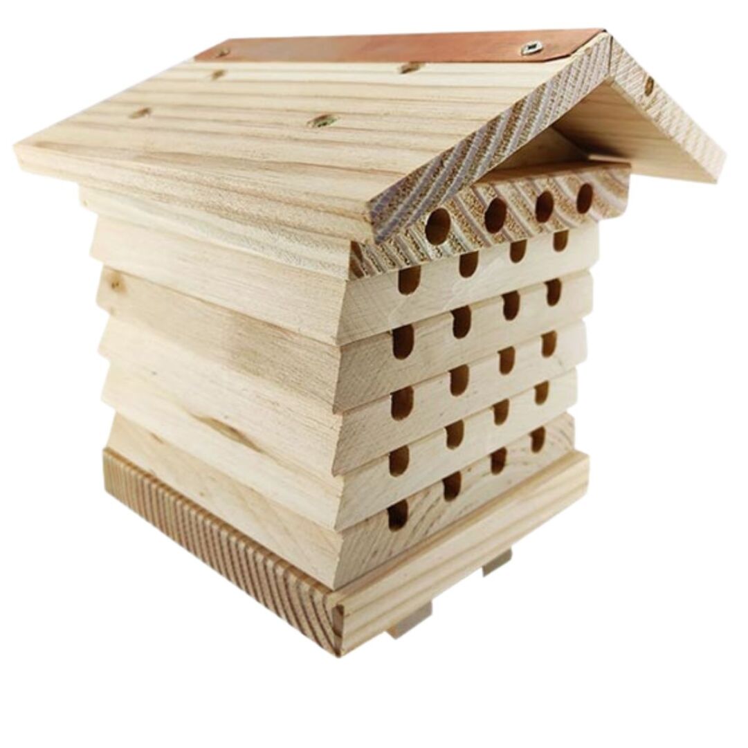 Bijenhotel van hout voor solitaire bijen – frontaal zicht met koperen dak
