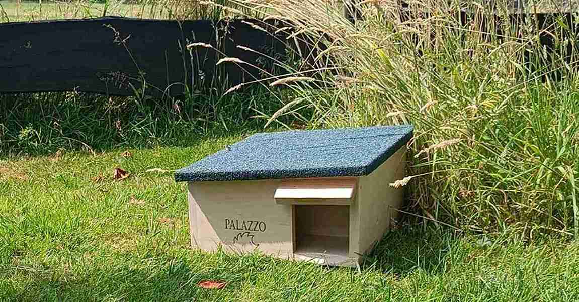 Egelhuis Palazzo van hout in groene tuinomgeving