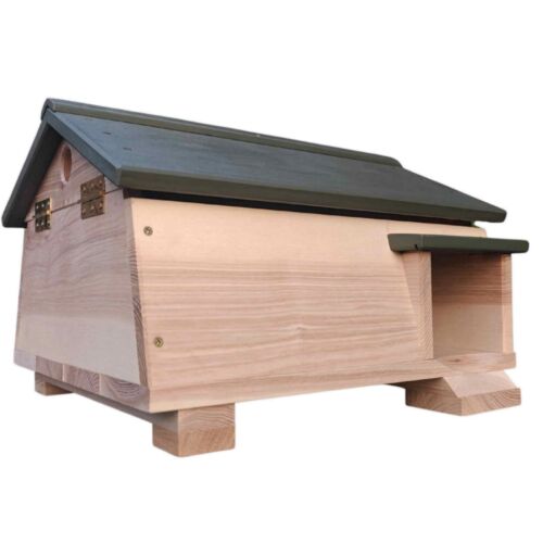 Detail van het verhoogde ontwerp en ventilatieopeningen van het Egelhuis XL